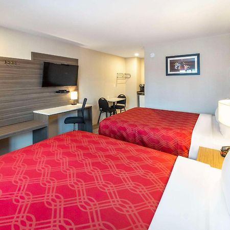 Econo Lodge Inn & Suites Пинчер Крийк Екстериор снимка