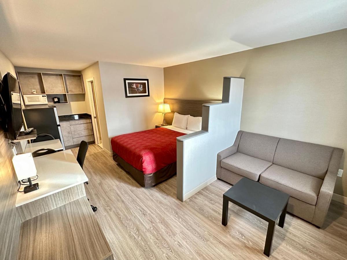Econo Lodge Inn & Suites Пинчер Крийк Екстериор снимка