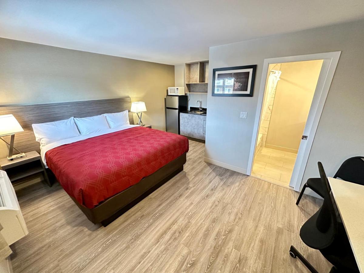 Econo Lodge Inn & Suites Пинчер Крийк Екстериор снимка