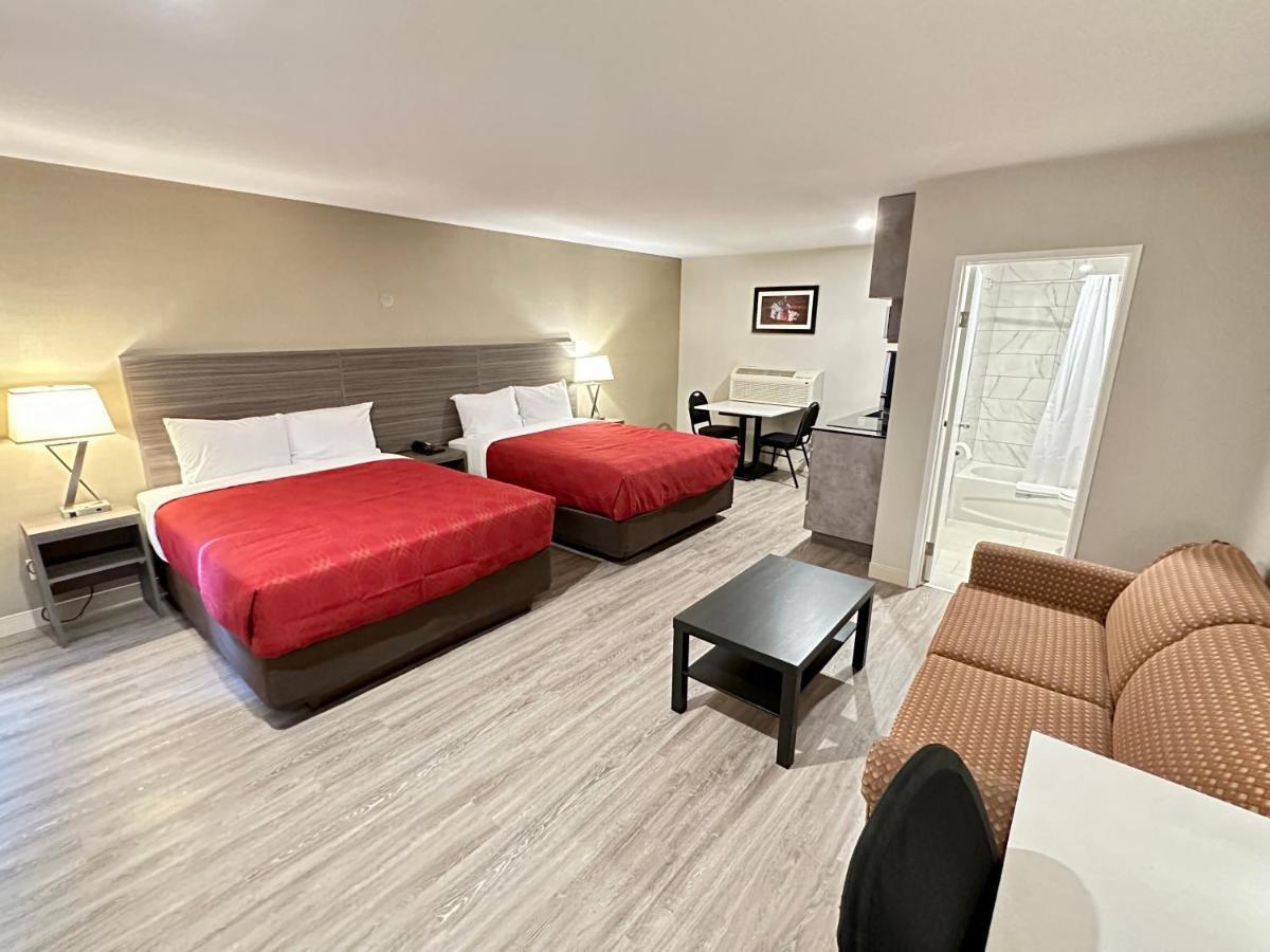 Econo Lodge Inn & Suites Пинчер Крийк Екстериор снимка