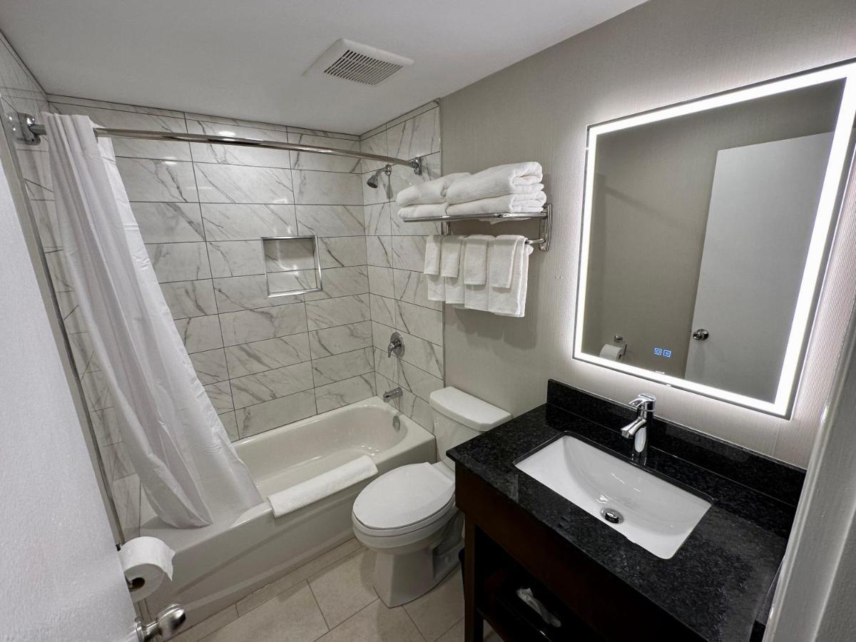 Econo Lodge Inn & Suites Пинчер Крийк Екстериор снимка