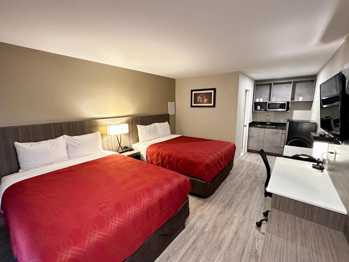 Econo Lodge Inn & Suites Пинчер Крийк Екстериор снимка
