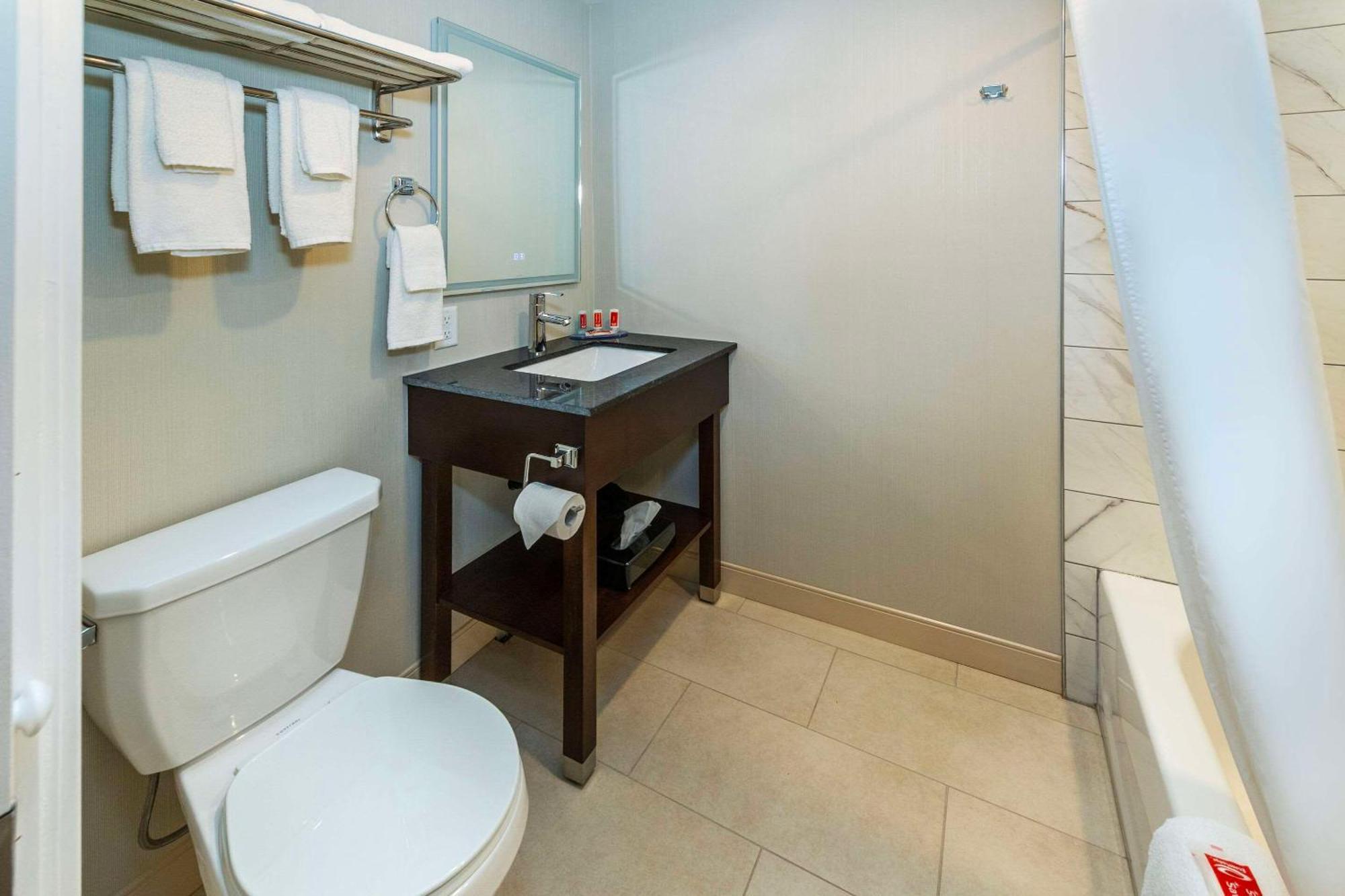 Econo Lodge Inn & Suites Пинчер Крийк Екстериор снимка