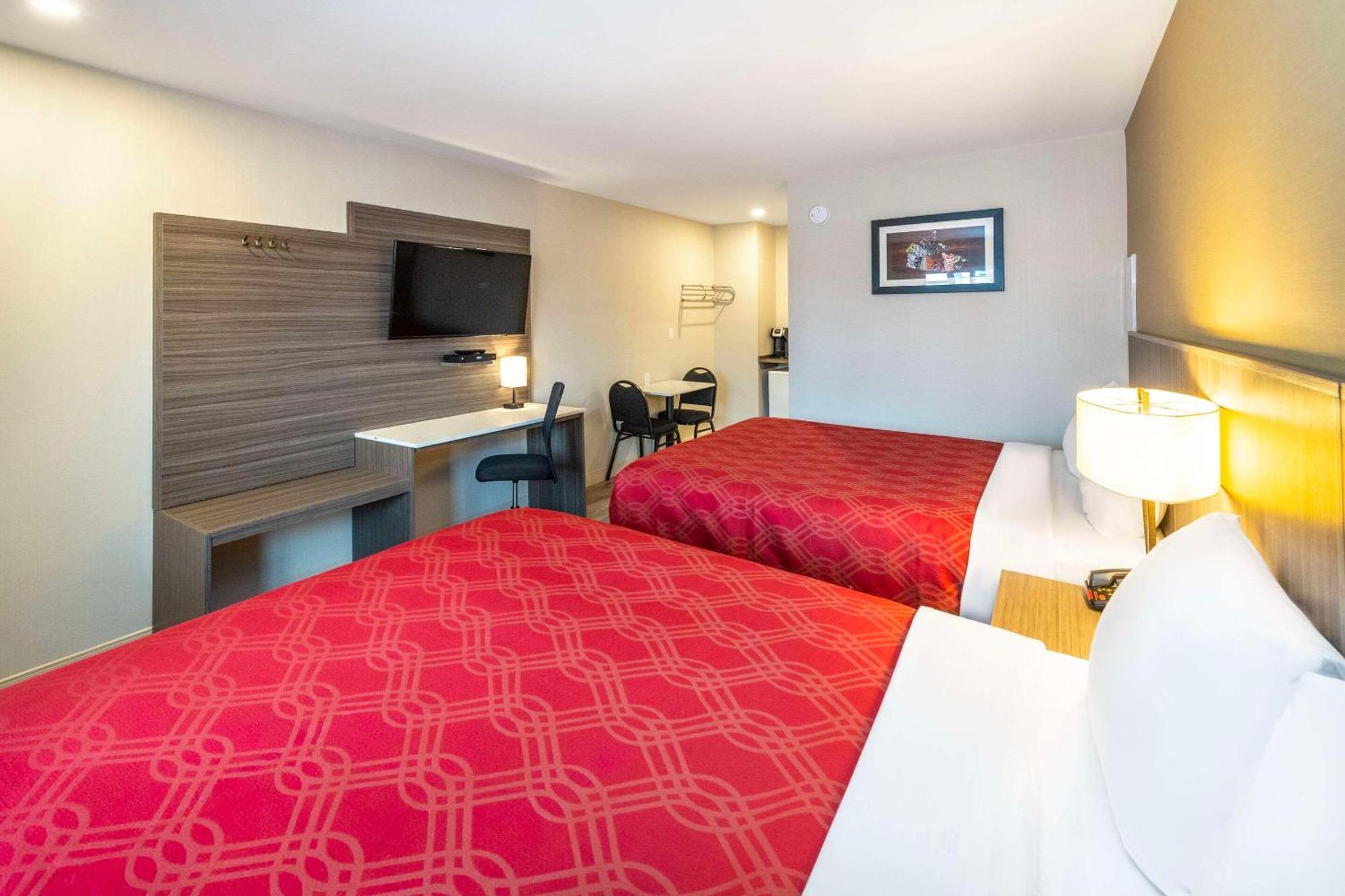 Econo Lodge Inn & Suites Пинчер Крийк Екстериор снимка