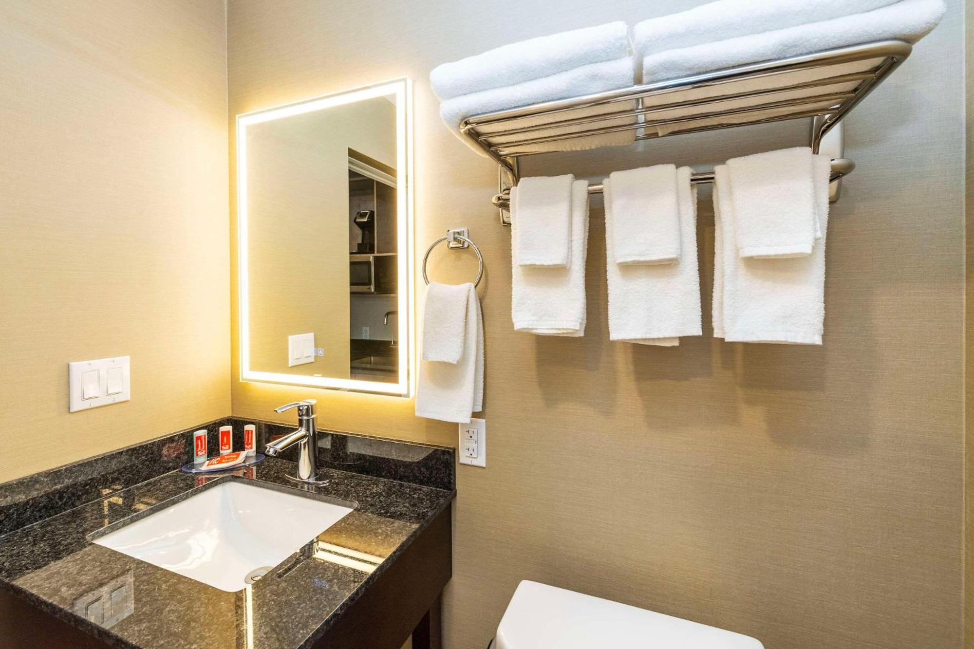 Econo Lodge Inn & Suites Пинчер Крийк Екстериор снимка