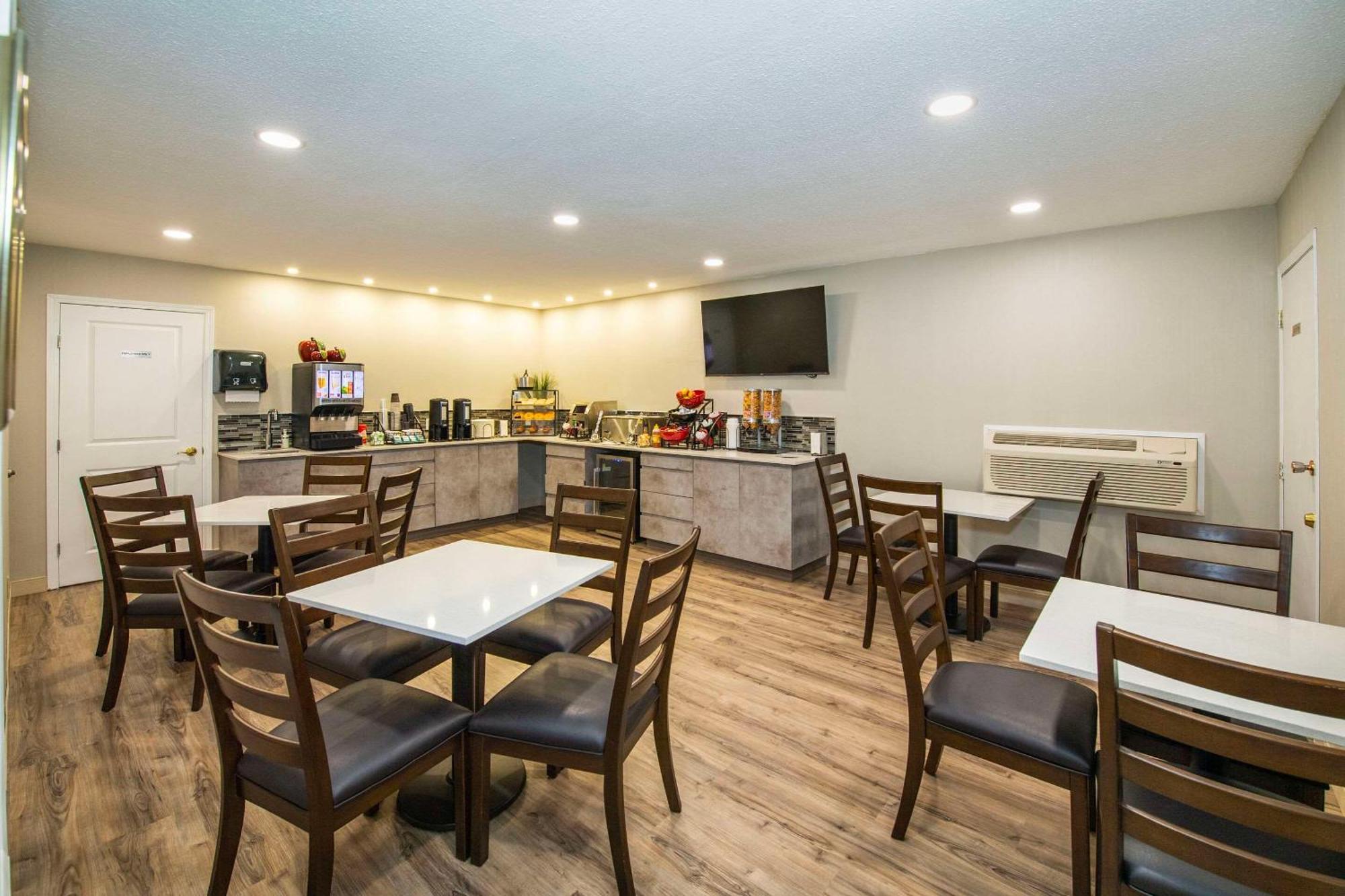 Econo Lodge Inn & Suites Пинчер Крийк Екстериор снимка