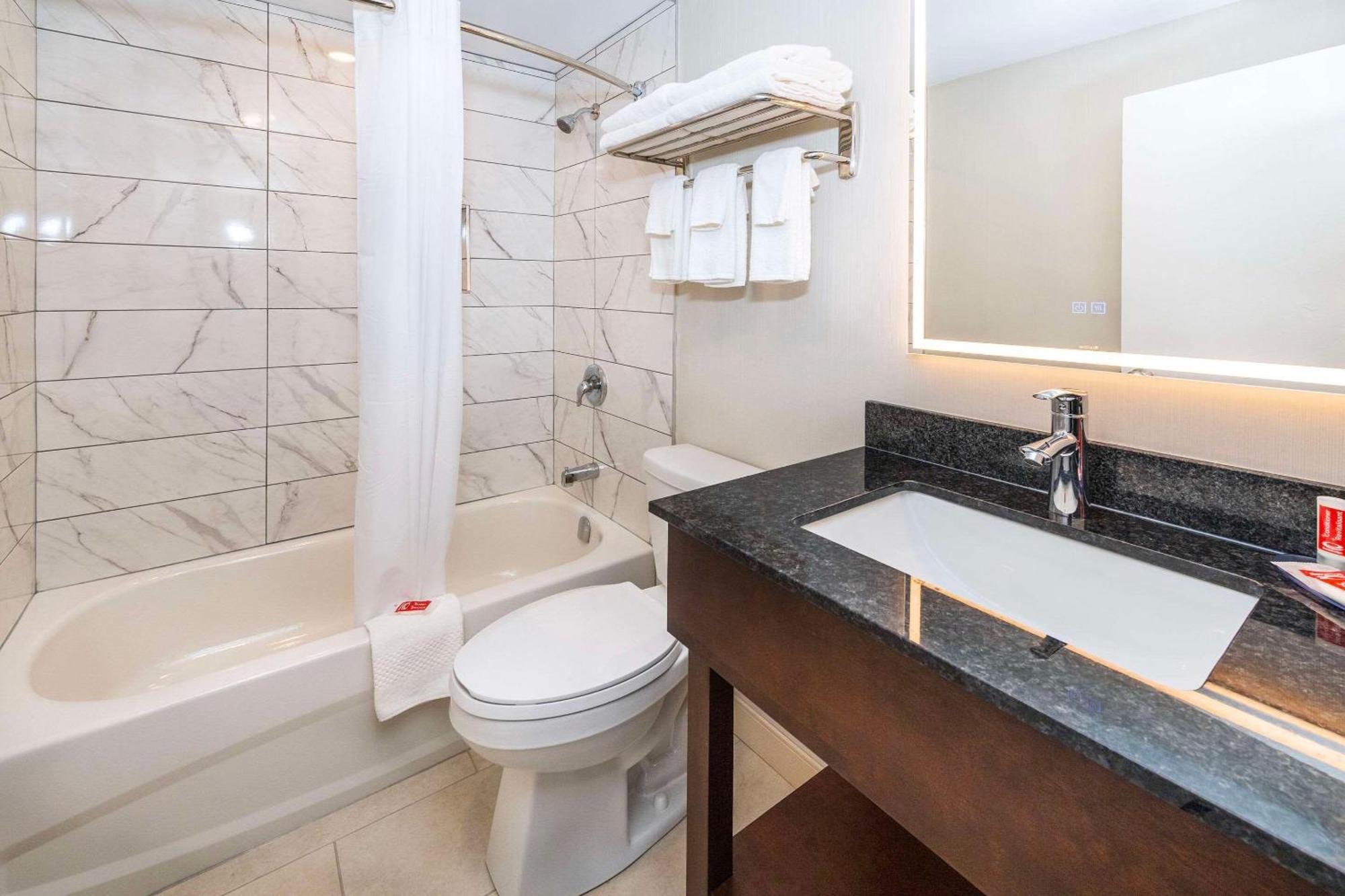 Econo Lodge Inn & Suites Пинчер Крийк Екстериор снимка