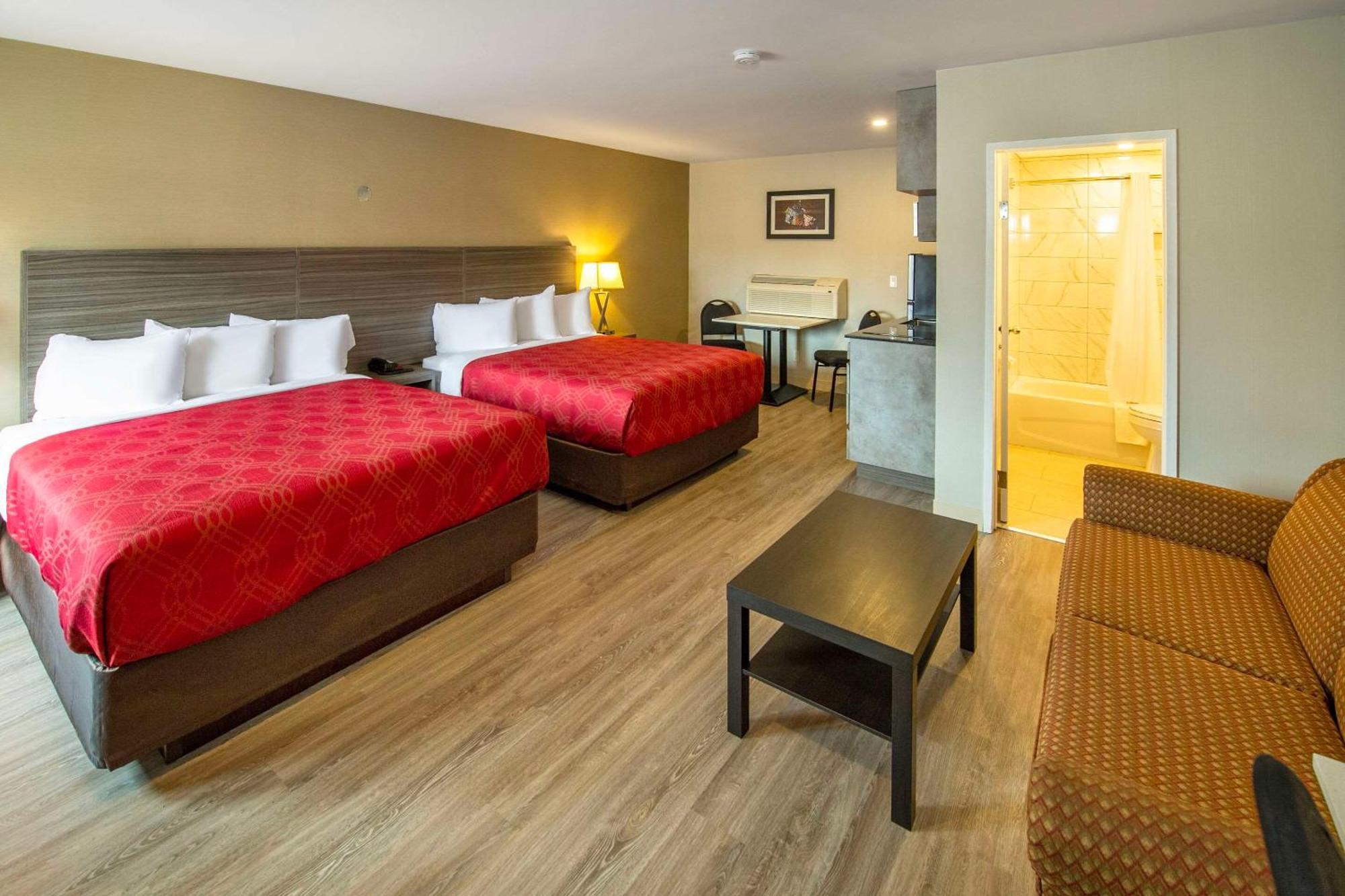Econo Lodge Inn & Suites Пинчер Крийк Екстериор снимка