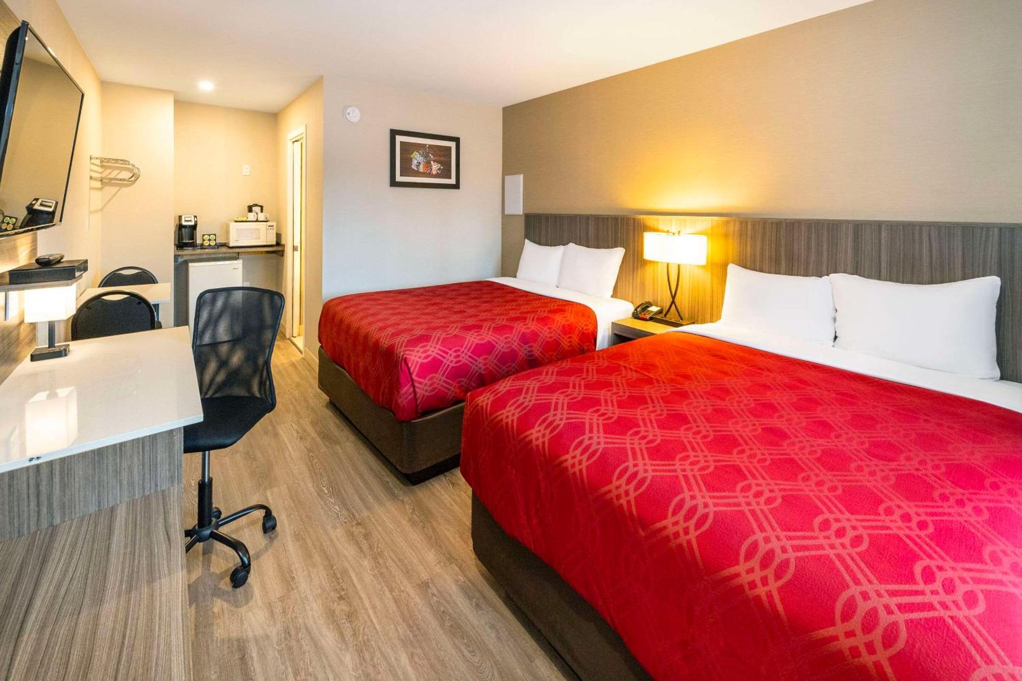 Econo Lodge Inn & Suites Пинчер Крийк Екстериор снимка