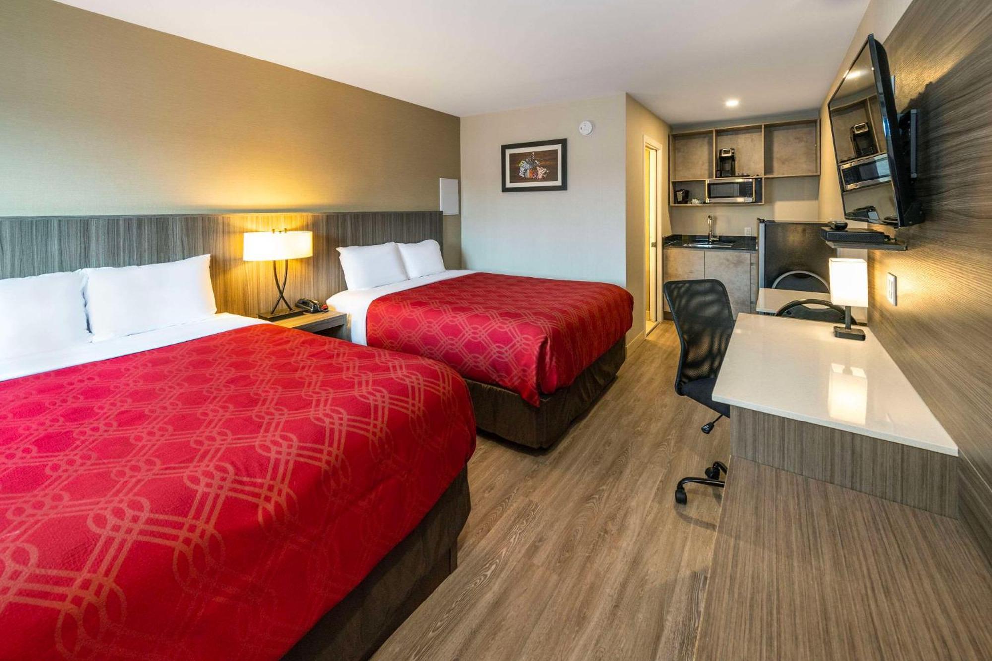 Econo Lodge Inn & Suites Пинчер Крийк Екстериор снимка