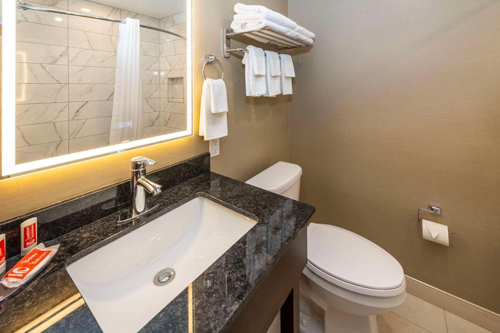 Econo Lodge Inn & Suites Пинчер Крийк Екстериор снимка