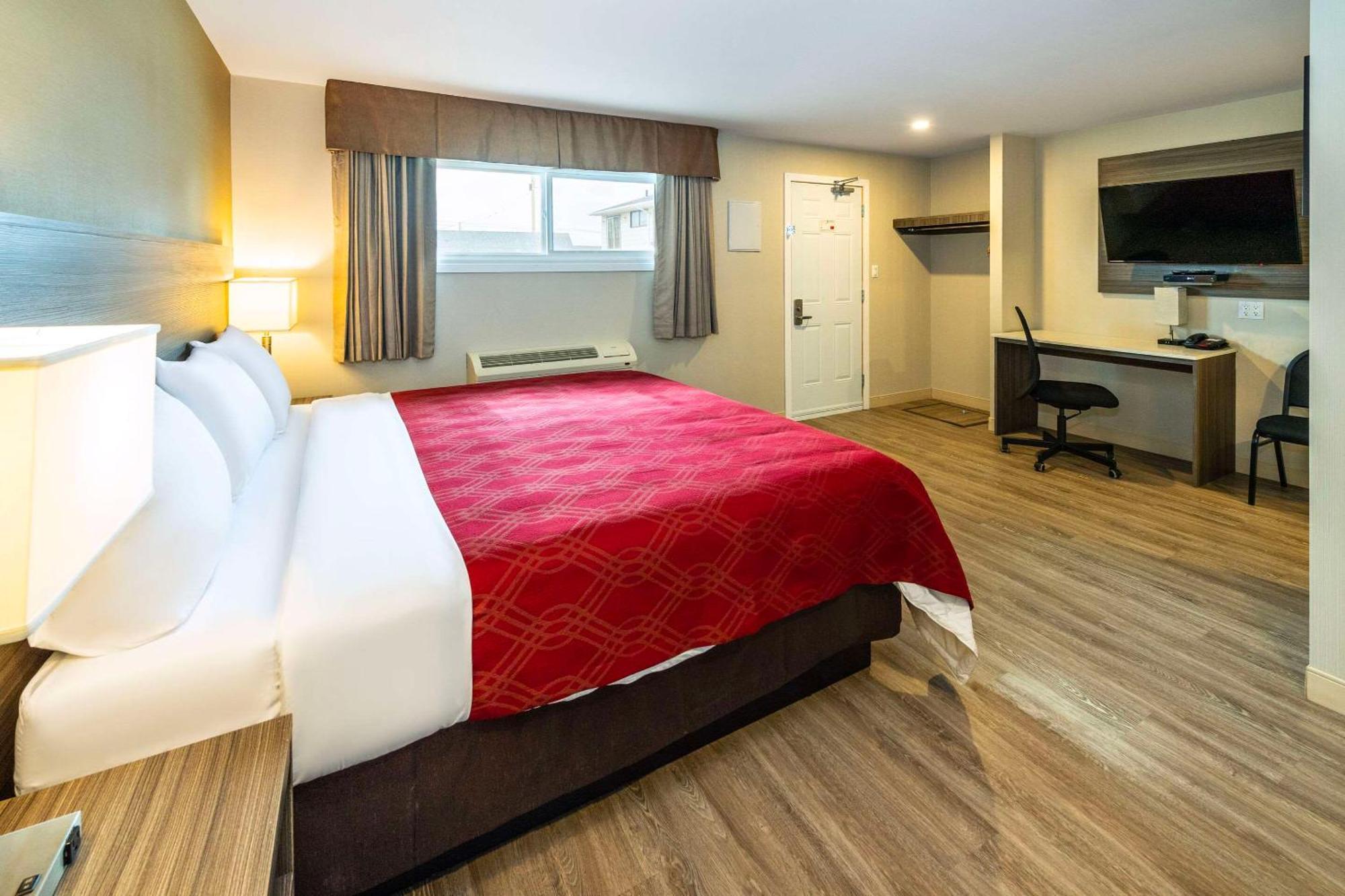 Econo Lodge Inn & Suites Пинчер Крийк Екстериор снимка