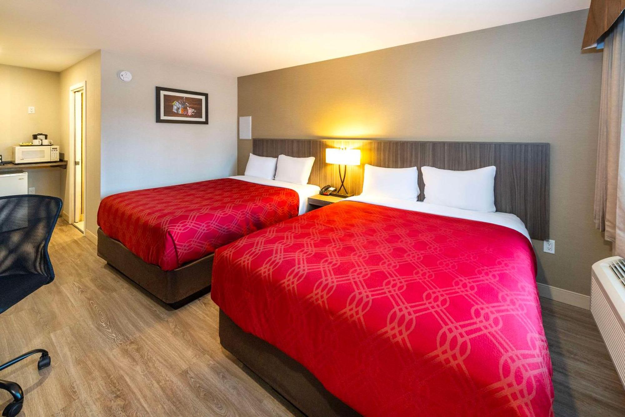 Econo Lodge Inn & Suites Пинчер Крийк Екстериор снимка