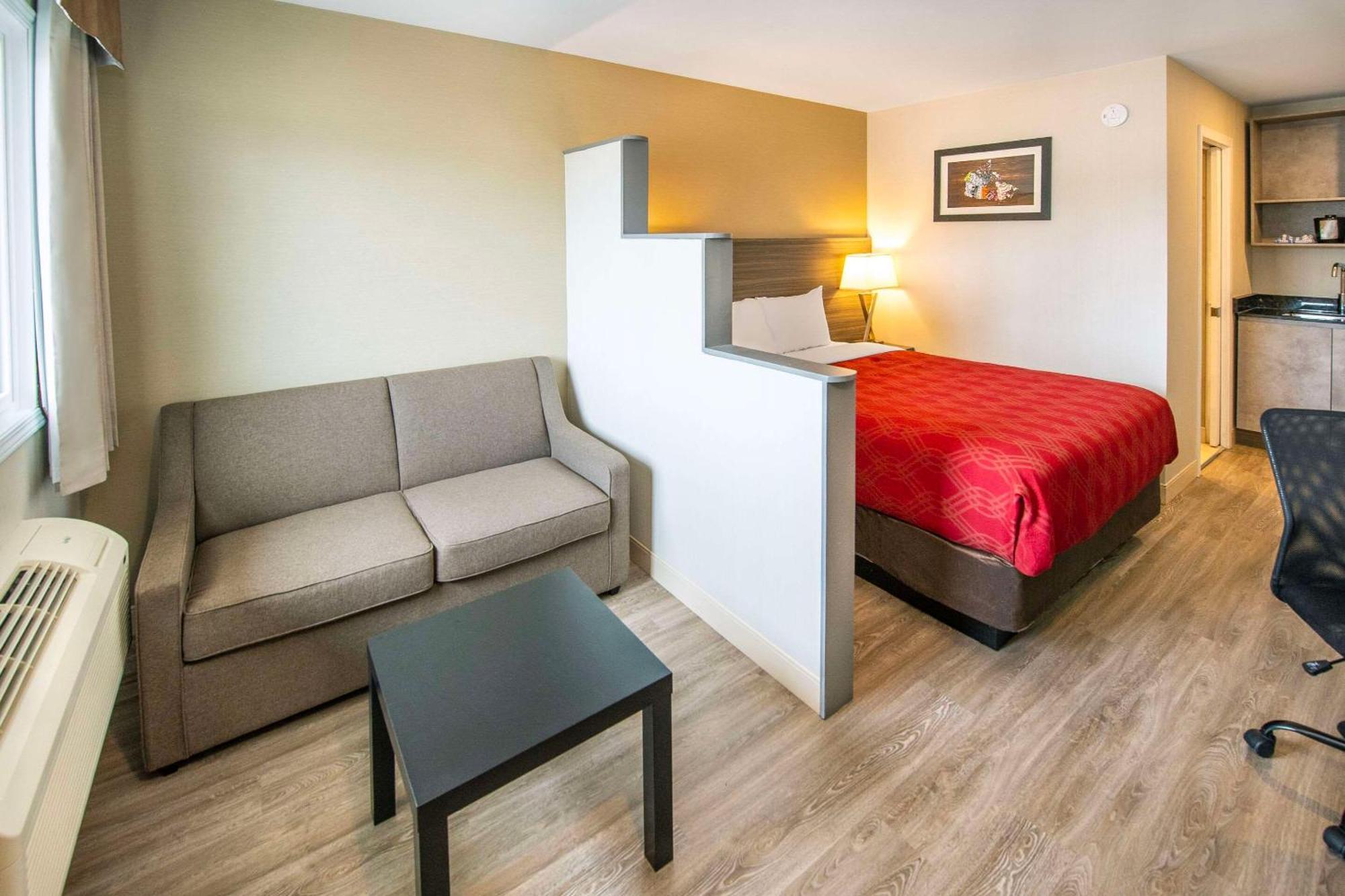 Econo Lodge Inn & Suites Пинчер Крийк Екстериор снимка
