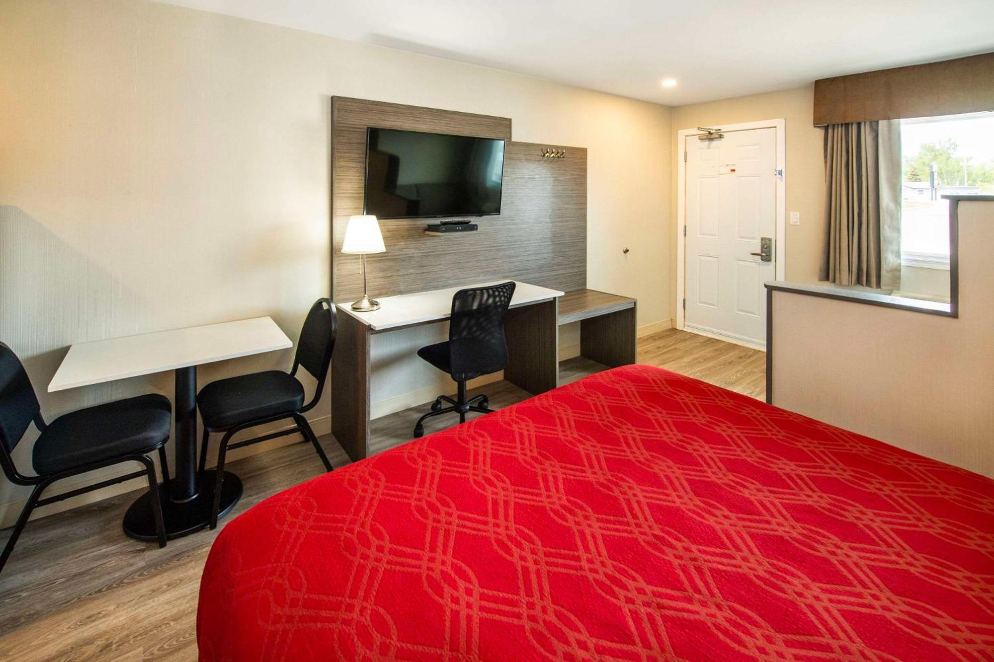 Econo Lodge Inn & Suites Пинчер Крийк Екстериор снимка