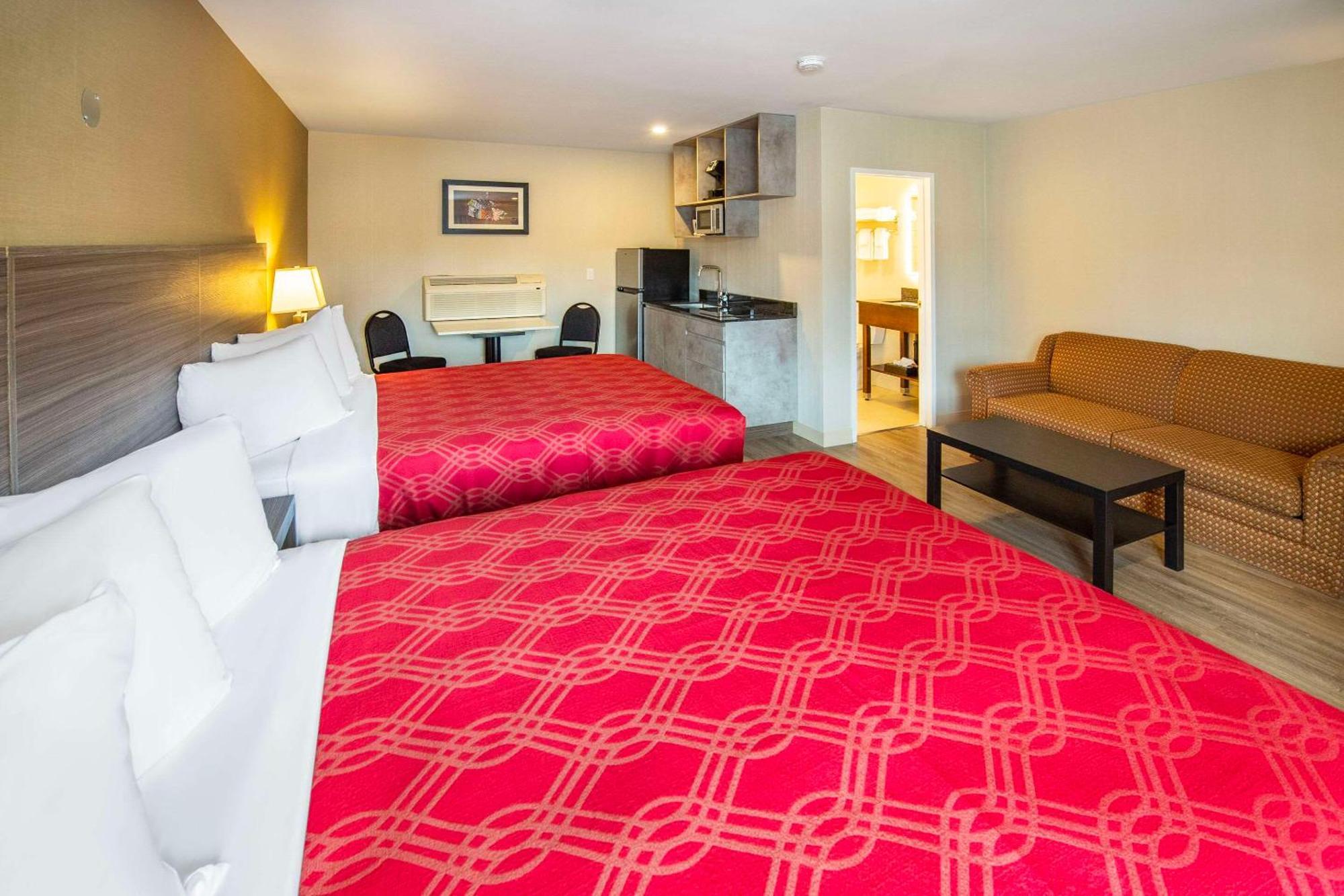 Econo Lodge Inn & Suites Пинчер Крийк Екстериор снимка