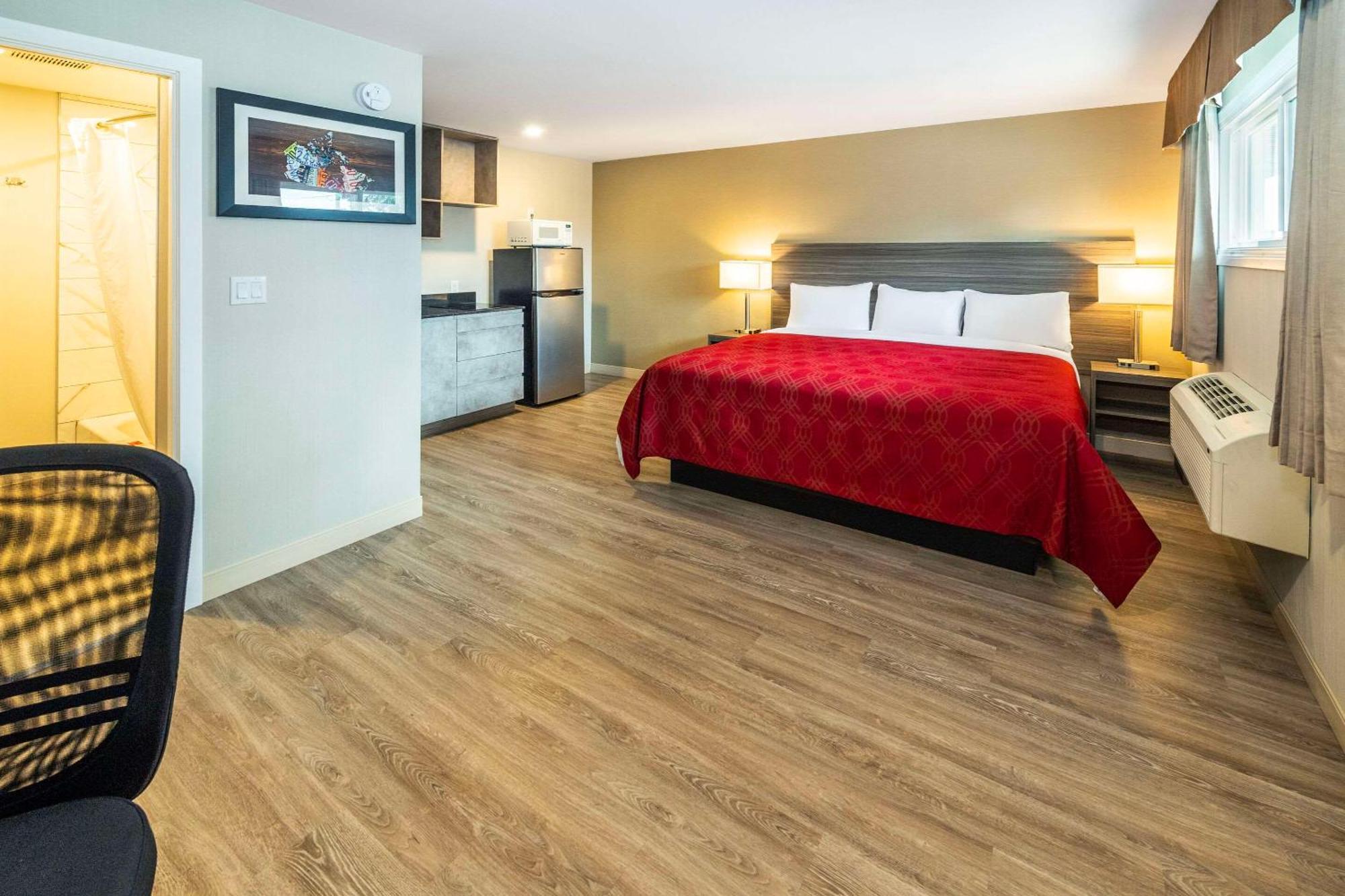 Econo Lodge Inn & Suites Пинчер Крийк Екстериор снимка