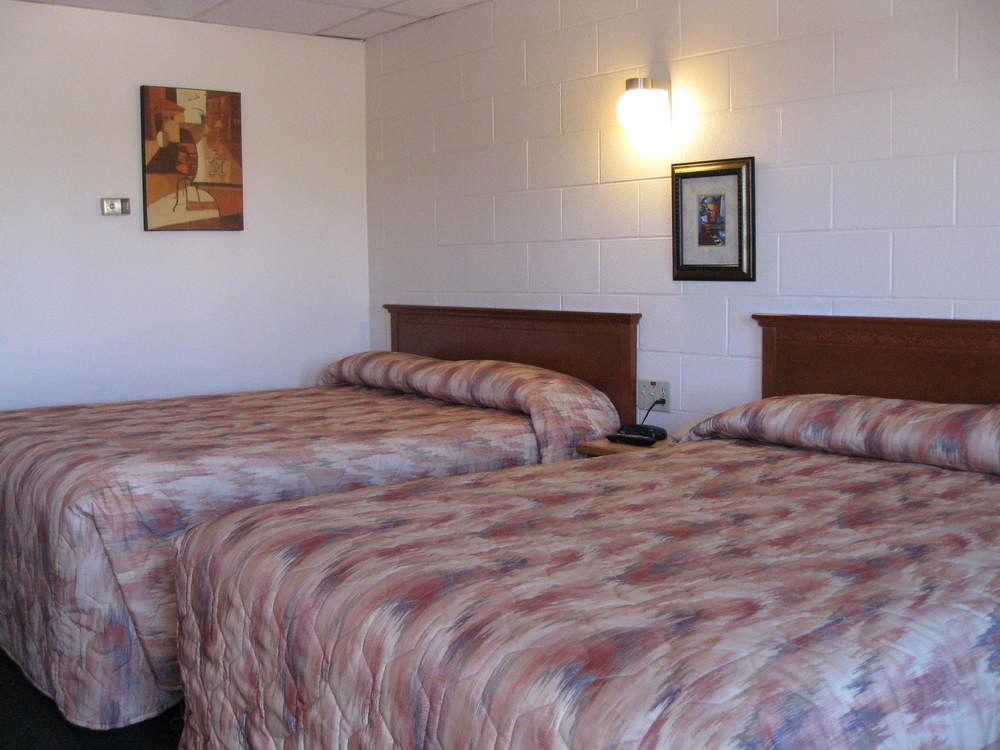 Econo Lodge Inn & Suites Пинчер Крийк Екстериор снимка