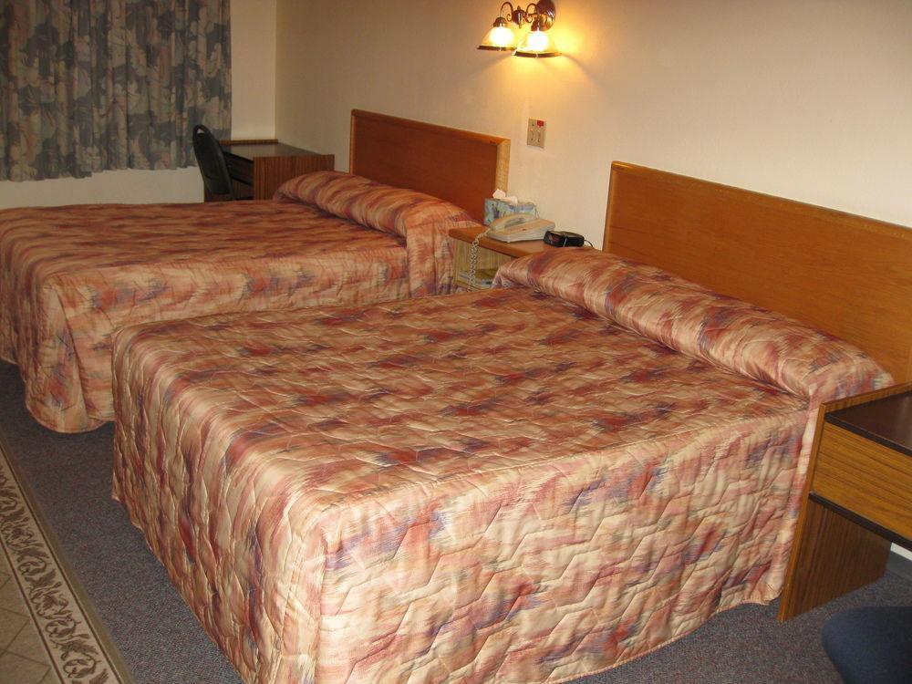 Econo Lodge Inn & Suites Пинчер Крийк Екстериор снимка