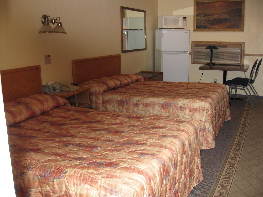 Econo Lodge Inn & Suites Пинчер Крийк Екстериор снимка