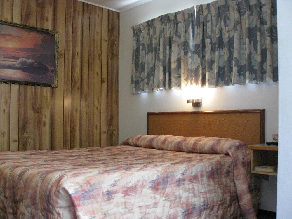 Econo Lodge Inn & Suites Пинчер Крийк Екстериор снимка