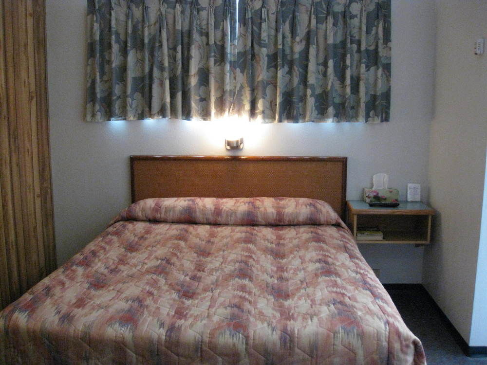Econo Lodge Inn & Suites Пинчер Крийк Екстериор снимка