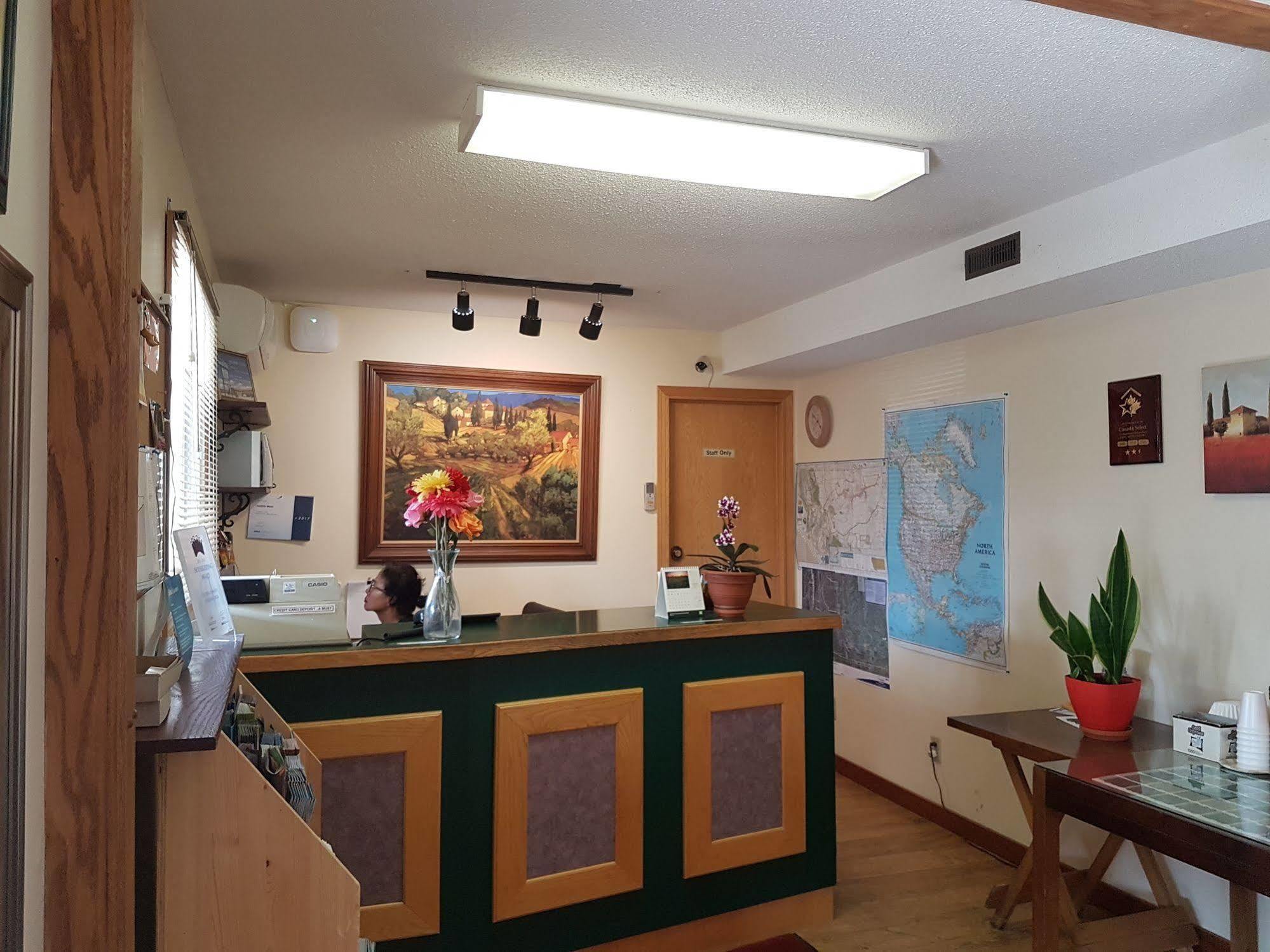 Econo Lodge Inn & Suites Пинчер Крийк Екстериор снимка