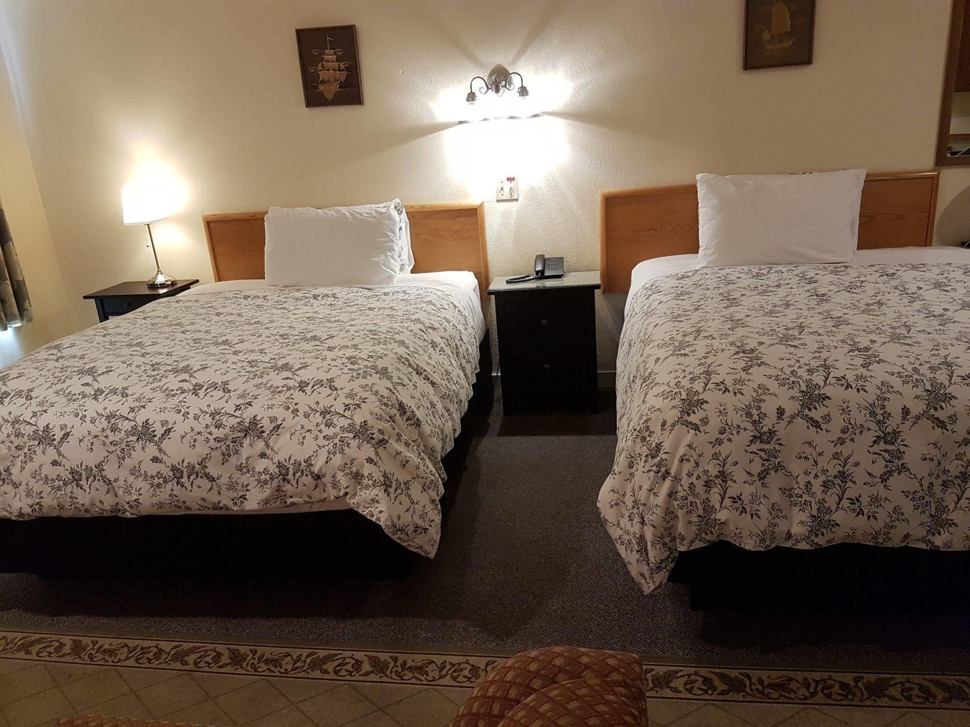 Econo Lodge Inn & Suites Пинчер Крийк Екстериор снимка