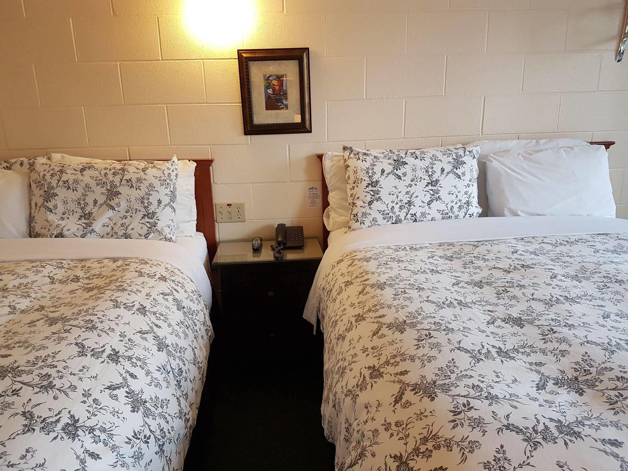 Econo Lodge Inn & Suites Пинчер Крийк Екстериор снимка