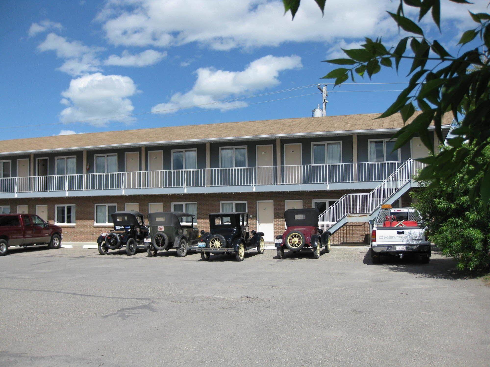 Econo Lodge Inn & Suites Пинчер Крийк Екстериор снимка
