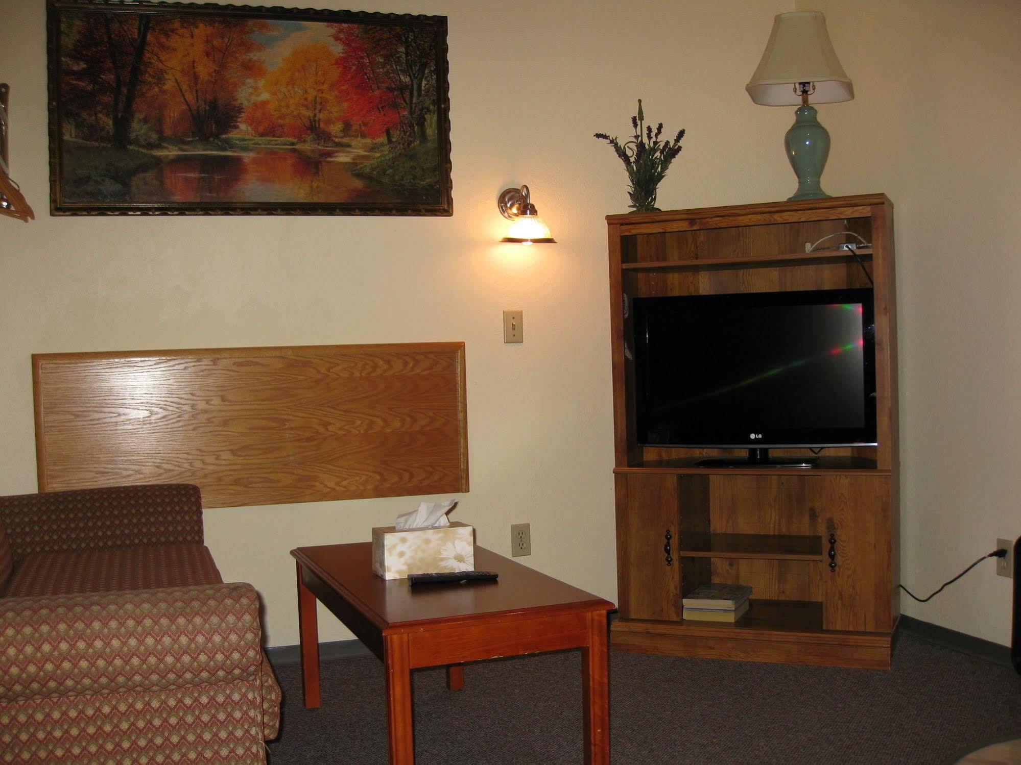Econo Lodge Inn & Suites Пинчер Крийк Екстериор снимка