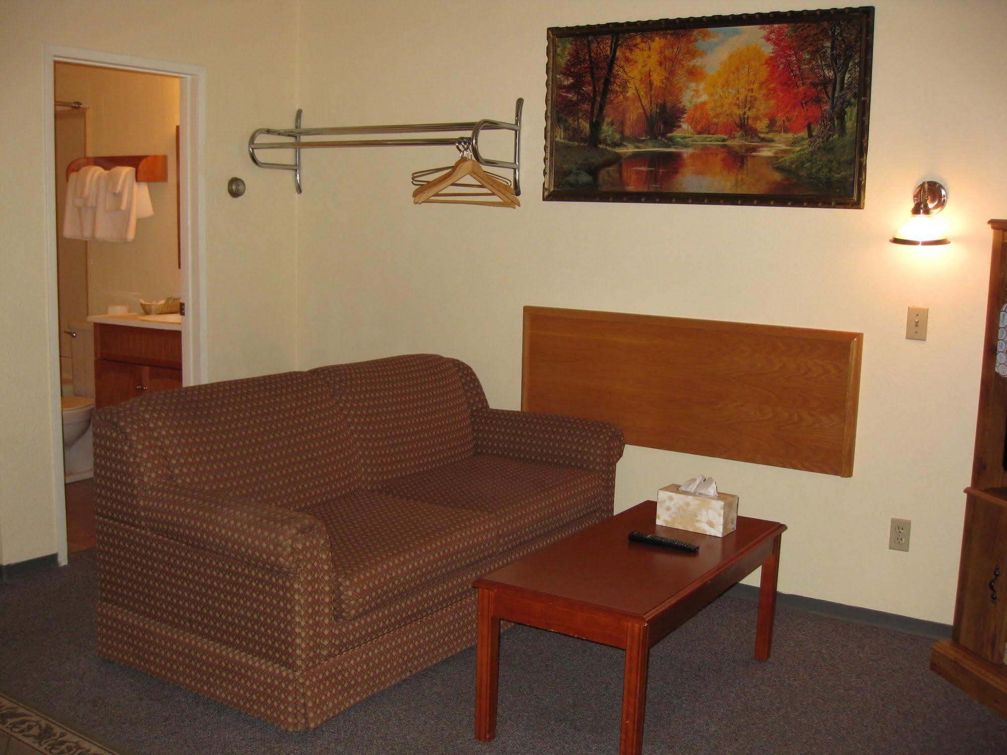 Econo Lodge Inn & Suites Пинчер Крийк Екстериор снимка